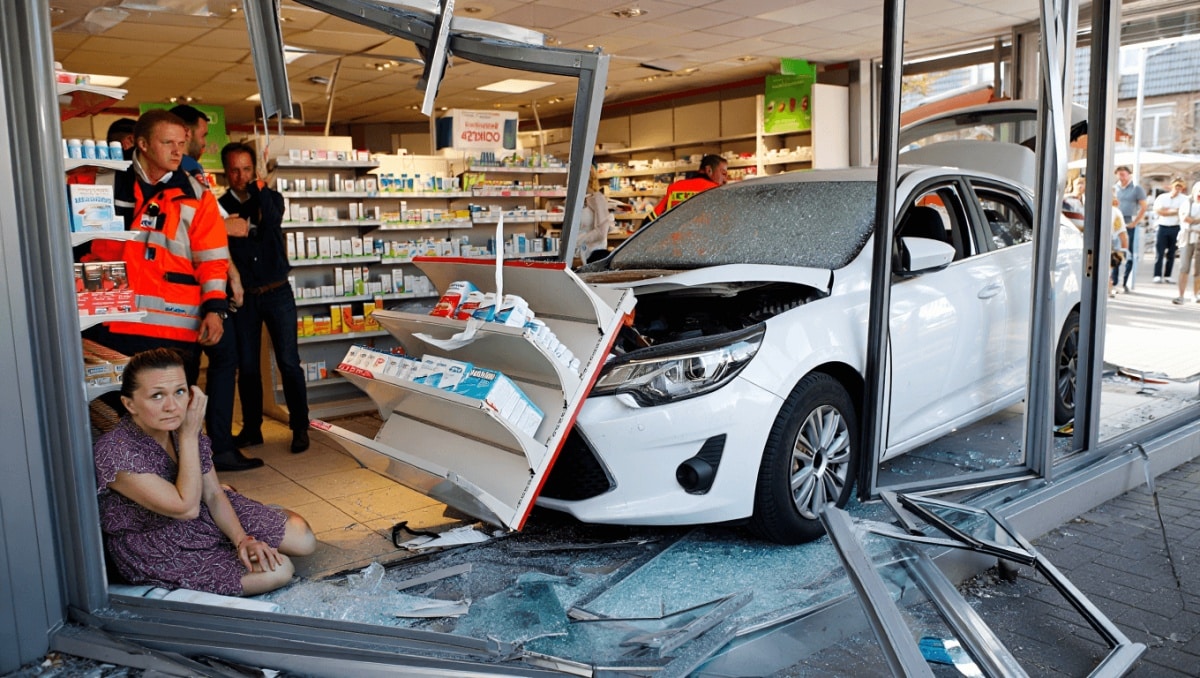 
                    Autounfall: Apotheke verwüstet, Inhaberin eingeklemmt
                