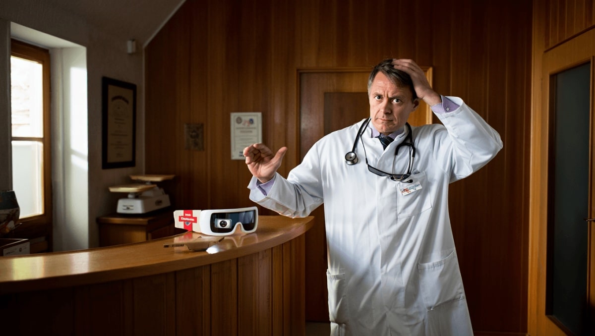 
                    Arzt verbietet KI-Brillen
                