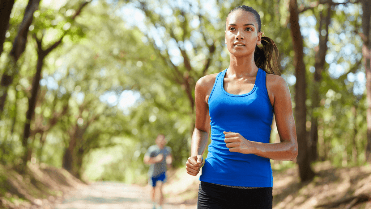 Dem Stress davonlaufen: Ausdauertraining kann den Cortisol-Spiegel senken Joggen, Walken, Radfahren: Wer 150 Minuten pro Woche aktiv ist, tut nicht nur seinem Herzen etwas Gutes. Die Bewegung wirkt sich auch positiv auf einen wichtigen Stressmarker im Körper aus. Mehr erfahren