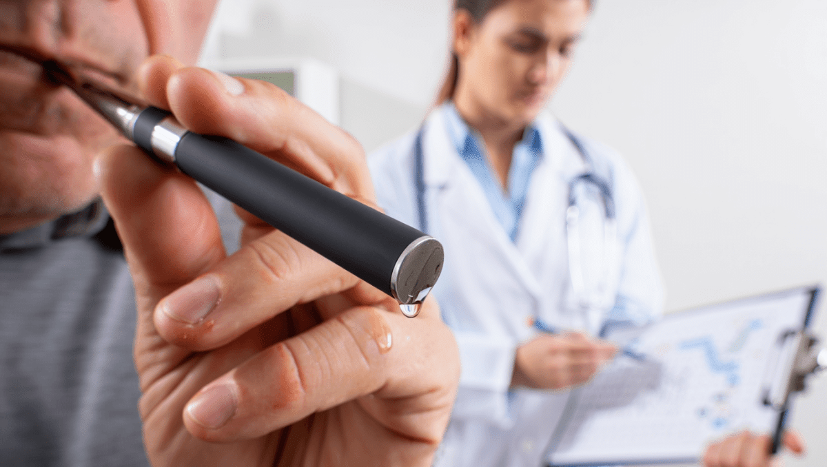 E-Zigaretten mit Nikotin sind wahrscheinlich krebserregend Ist Vapen wirklich gesünder als Rauchen? Eine neue Studie zeigt, dass das Krebsrisiko durch E-Zigaretten mit Nikotin deutlich unterschätzt wird – insbesondere für Lungen- und Mundhöhlenkrebs. Mehr erfahren