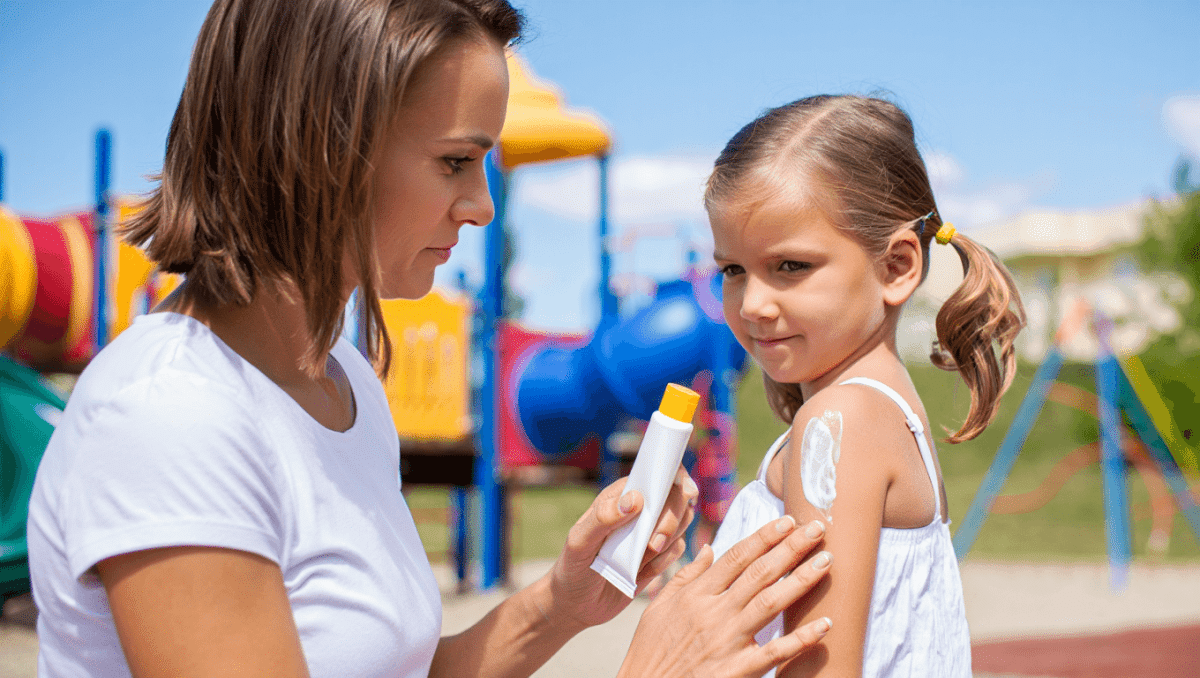 Sonnencreme für Kinder im Test: Guter Schutz muss nicht teuer sein Öko-Test hat 22 Sonnenschutzmittel für Kinder geprüft – mit guten Ergebnissen. Noch vor zwei Jahren hatte ein verbotener Weichmacher in Kindersonnencreme viele Eltern verunsichert. Der aktuelle Test zeigt: Die Hersteller haben reagiert. Mehr erfahren