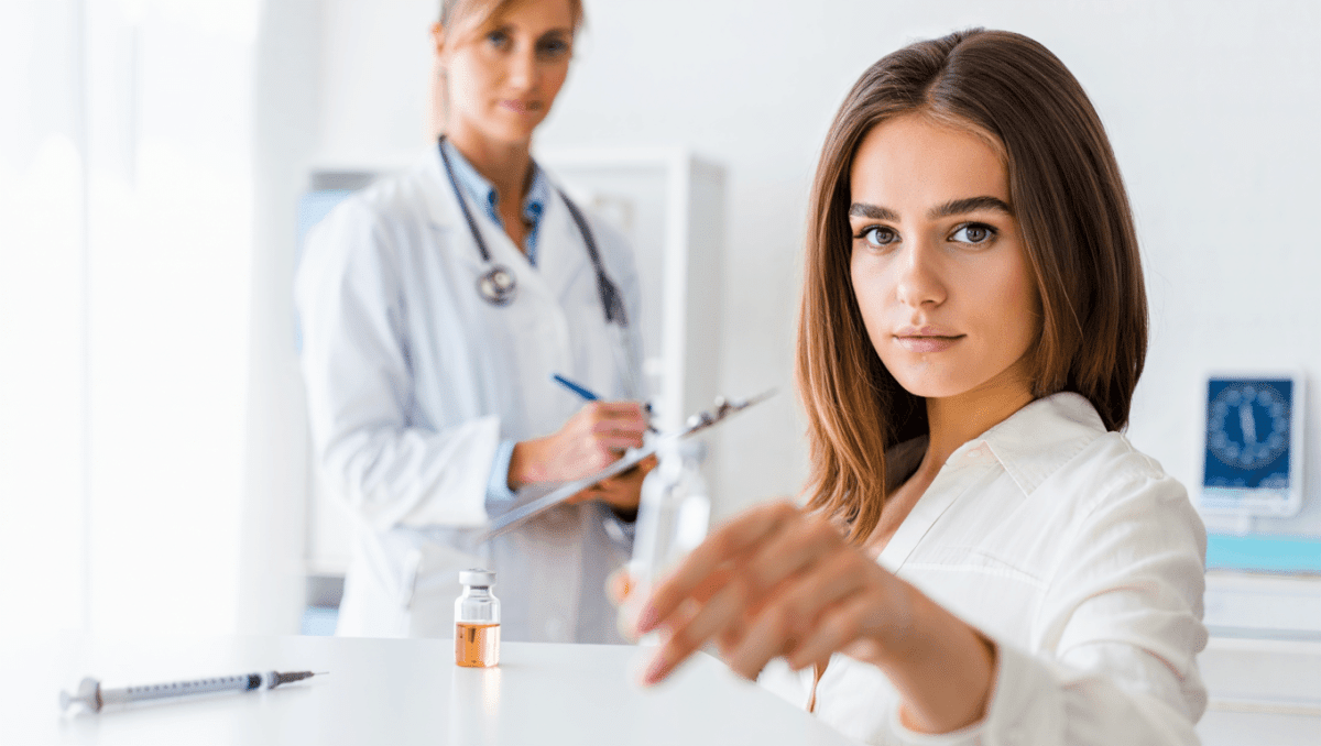 Weniger Todesfälle durch Gebärmutterhalskrebs nach HPV-Impfung Die HPV-Impfung soll vor humanen Papillomviren schützen, die Gebärmutterhalskrebs begünstigen. Neue Daten aus England deuten nun darauf hin, dass sie auch Todesfälle durch diesen Krebs verhindern könnte – besonders bei Frauen, die früh geimpft wurden. Mehr erfahren