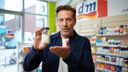 BillPill bei dm: Popstar launcht „Anti-Katermittel“
