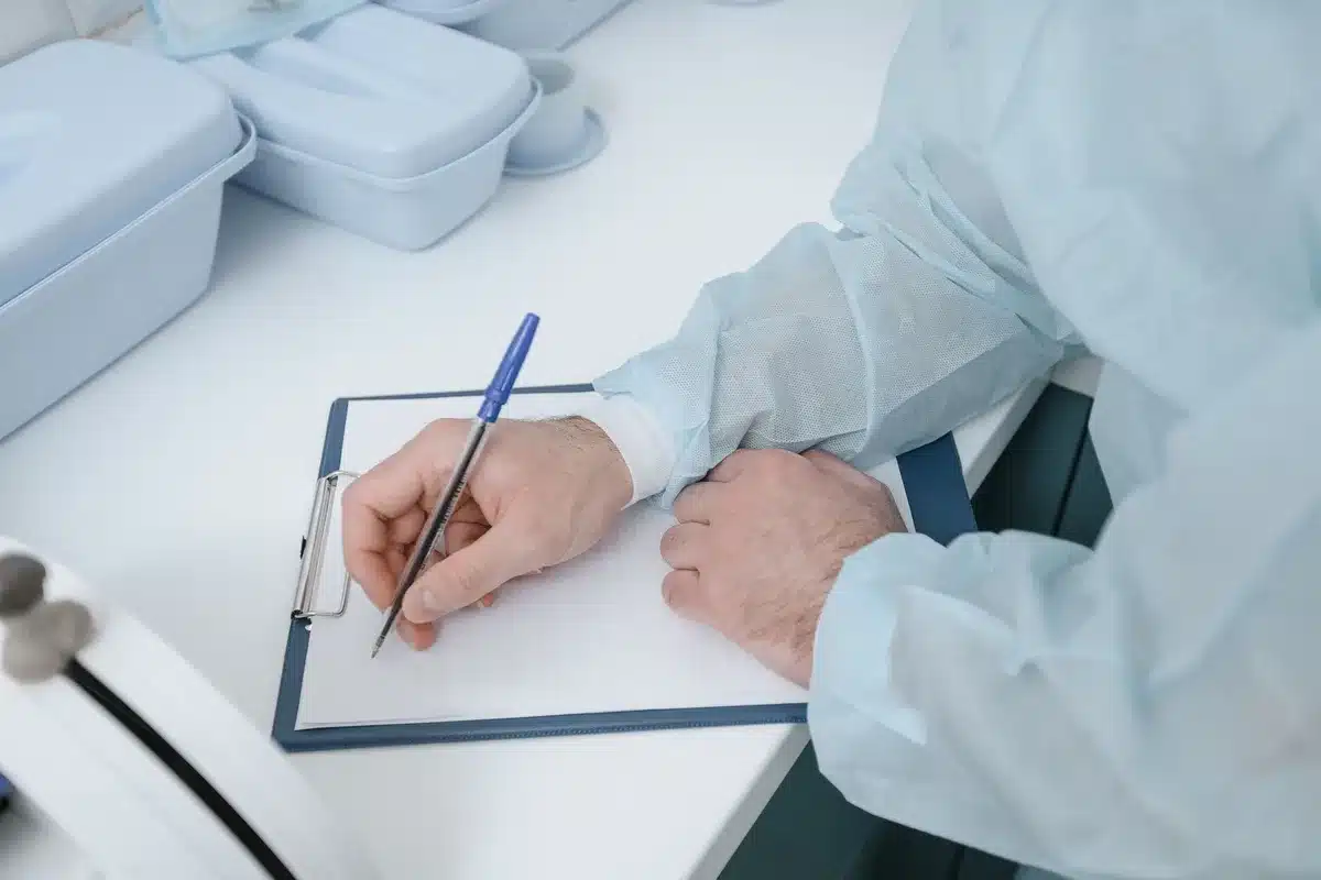 Apotheker dokumentiert Medikamentenwechsel und Patientenakten