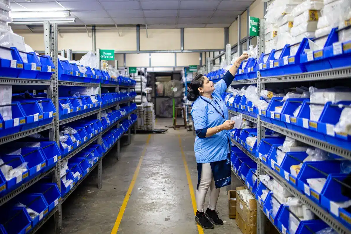 Lagerbestand mit Arzneimitteln und K&uuml;hlketten in einer Apotheken-Logistik