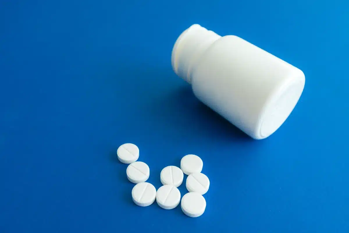 Leere Regale in einer Apotheke mit fehlenden Medikamenten und Lieferengpässen