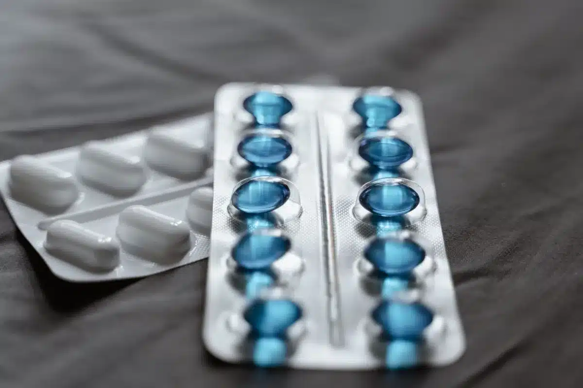 Blisterstreifen mit cremefarbenen Tabletten und rotem Trockenmittel in der Mitte