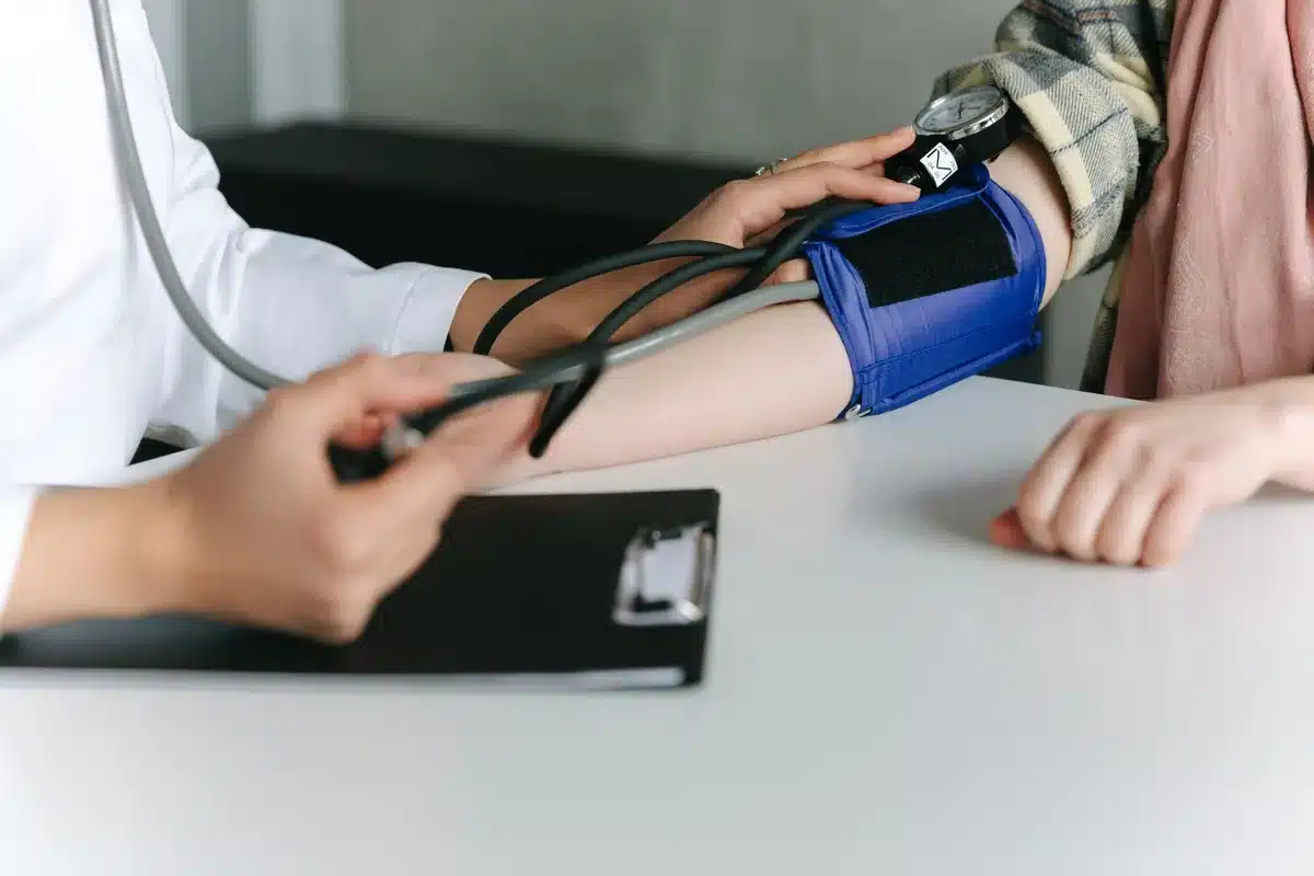 Arzt f&uuml;hrt Gespr&auml;ch mit Patient &uuml;ber Herz-Kreislauf-Risiken vor Therapiebeginn