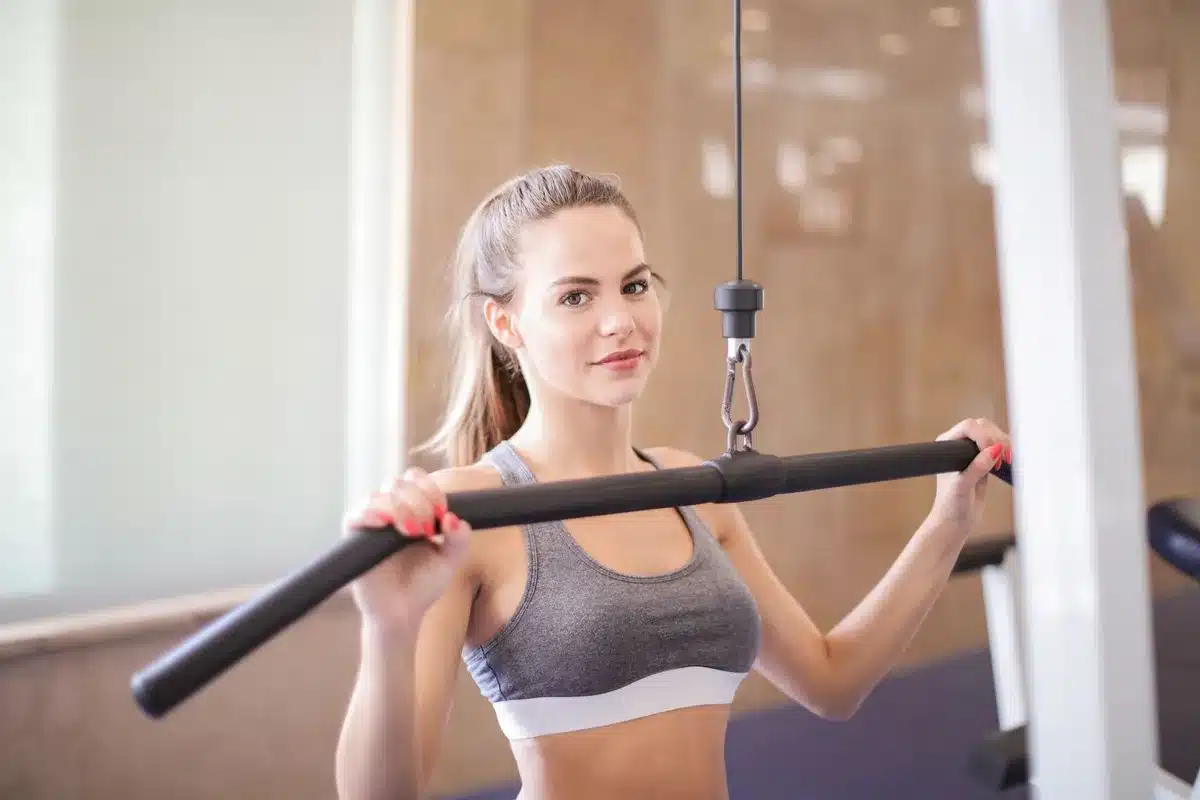 Frau beim Muskelaufbautraining mit Gewichten