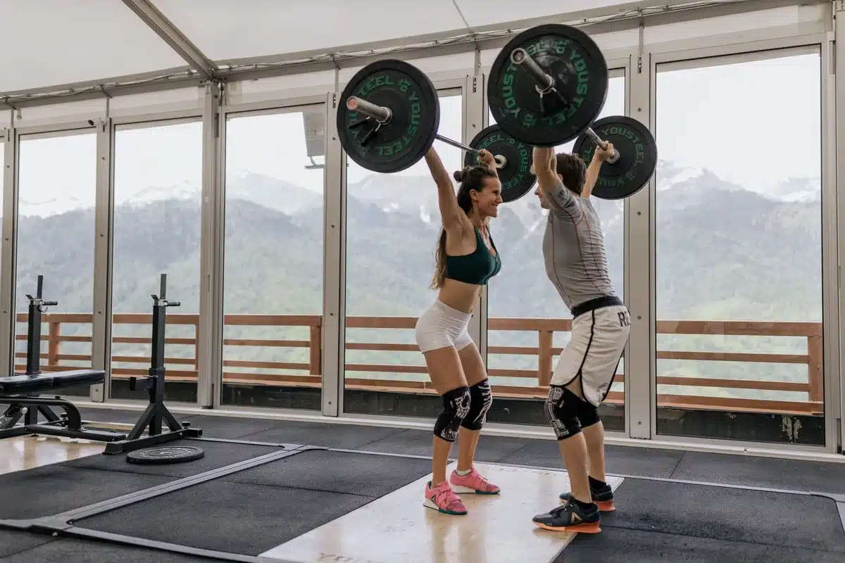 Frau beim Krafttraining mit Hantel in einem Fitnessstudio