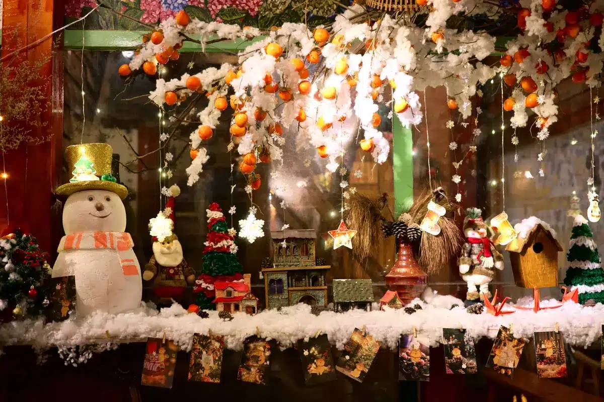 Apotheken-Schaufenster mit weihnachtlicher Dekoration und Produktdisplays