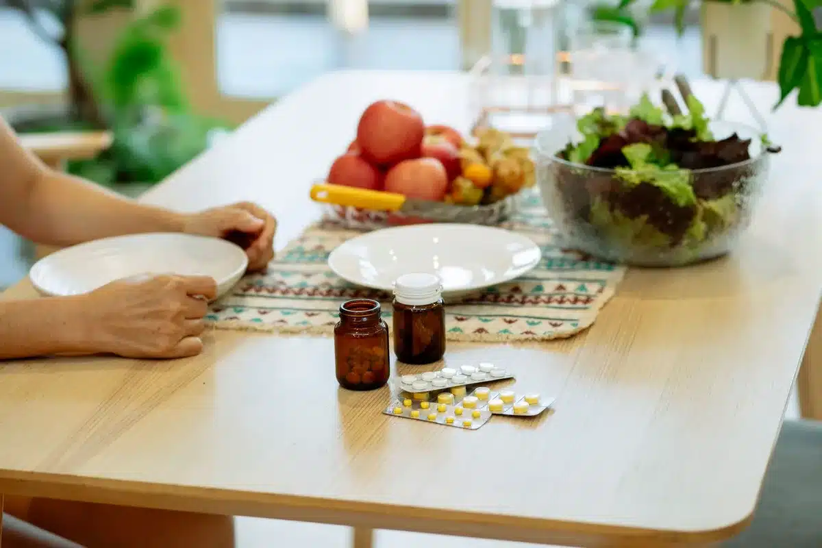 Verschiedene Lebensmittel und Medikamente, die Wechselwirkungen zeigen