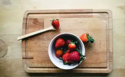 Obst und Gemüse mit Schimmelflecken auf einer Küchenarbeitsplatte