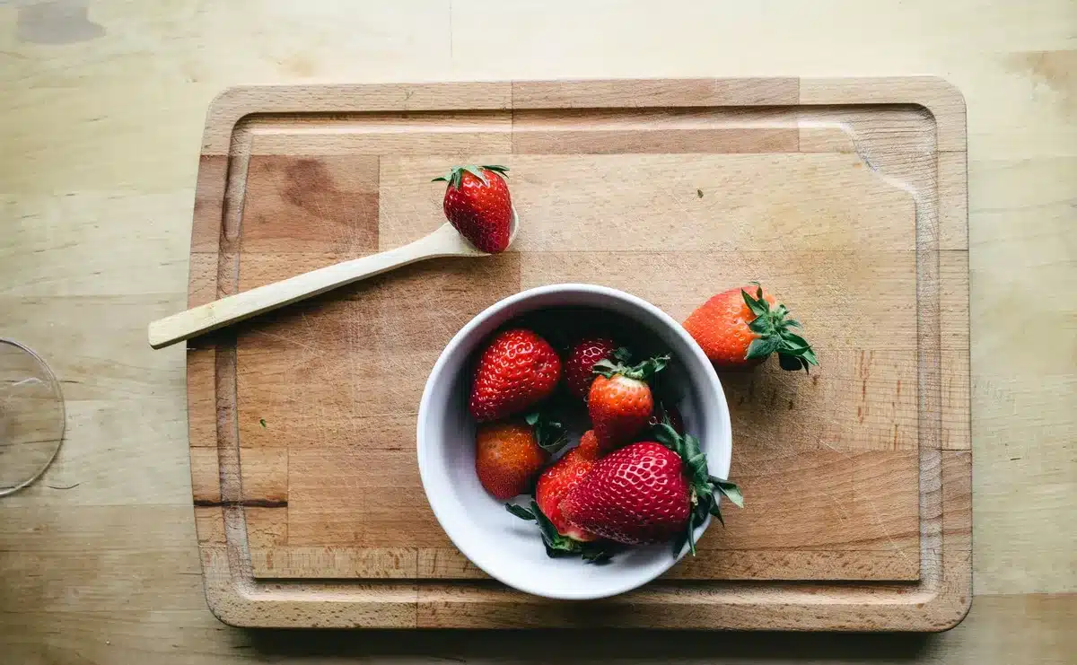 Obst und Gemüse mit Schimmelflecken auf einer Küchenarbeitsplatte