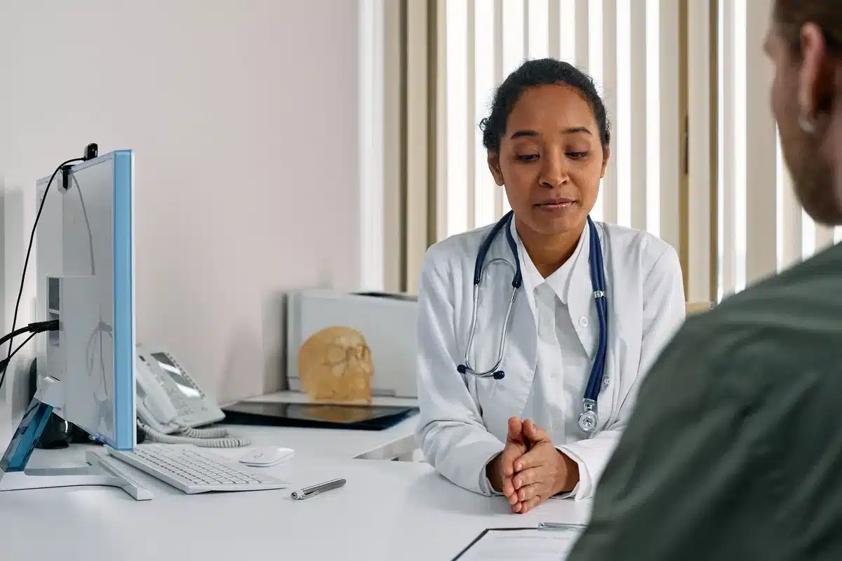 Ein Arzt ber&auml;t einen Patienten bei einem Termin zur Verschreibung von Medikamenten