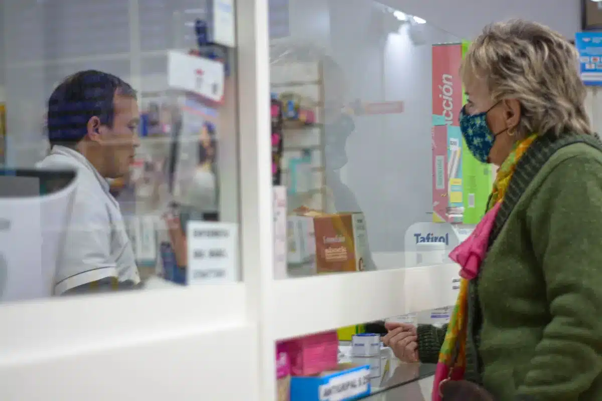 Apothekerin berät Kundin zu Nagelpilzbehandlung