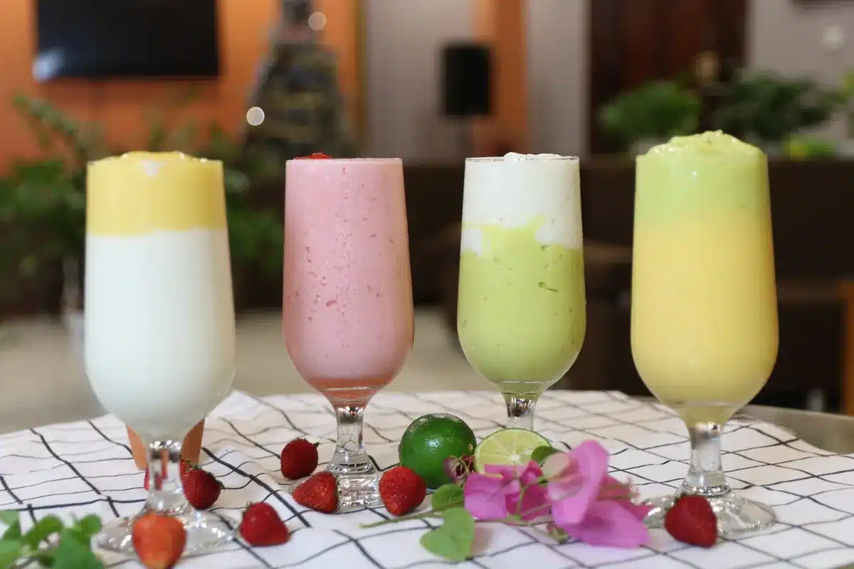 Verschiedene zuckerhaltige Getr&auml;nke wie Limonaden, Smoothies und Fruchtgetr&auml;nke
