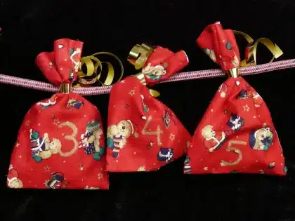 Apotheken-Adventskalender mit geöffneten Türchen und Kosmetikprodukten im Schaufenster