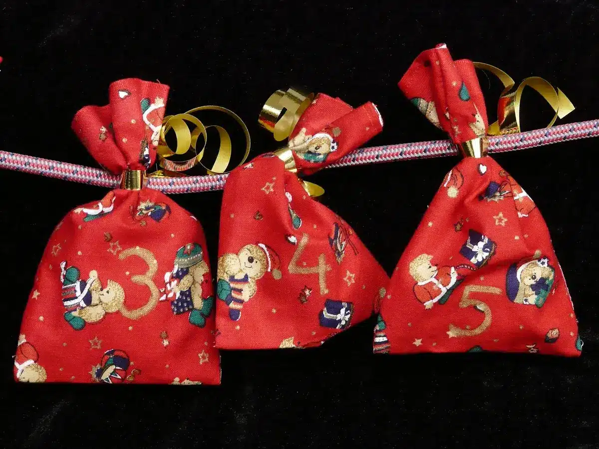 Apotheken-Adventskalender mit geöffneten Türchen und Kosmetikprodukten im Schaufenster