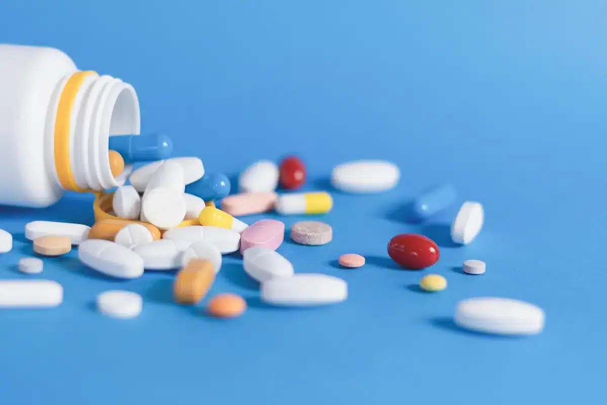 Menschen betreten eine Apotheke, sehen vertrauensvoll aus