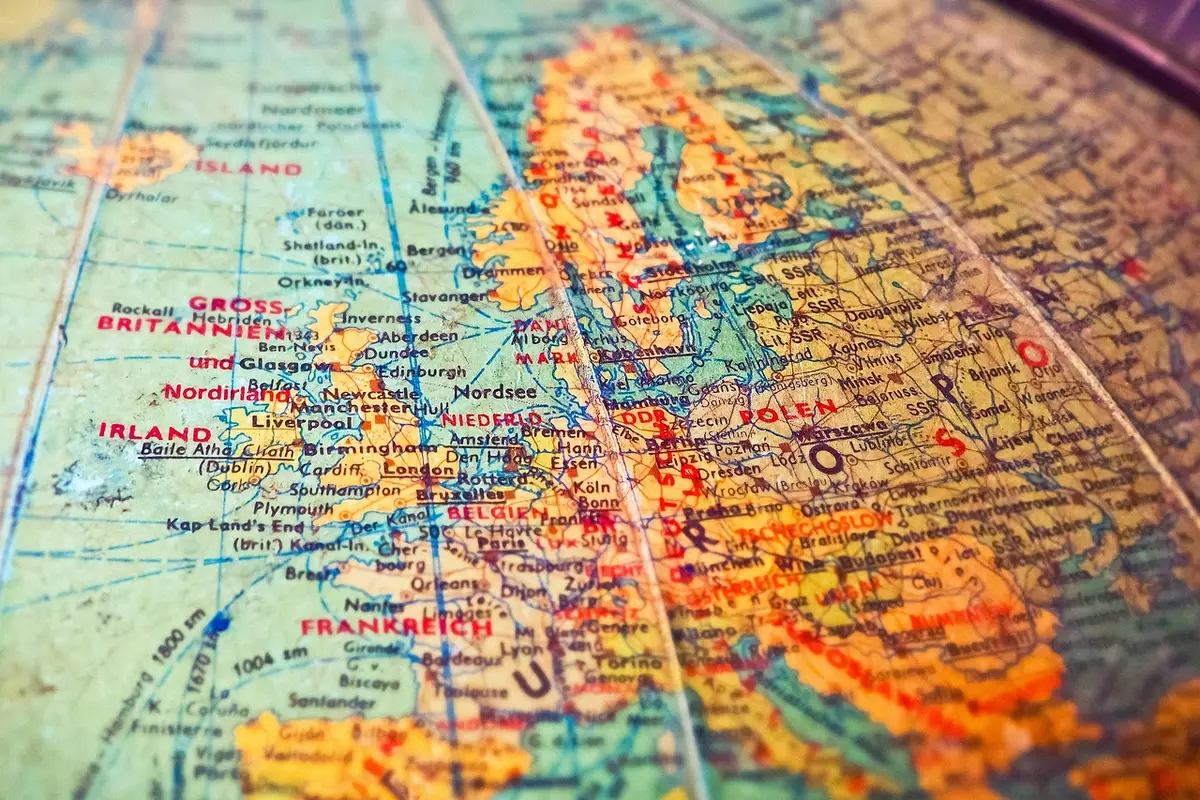 Europakarte mit Apothekendichte pro Land und statistischen Daten