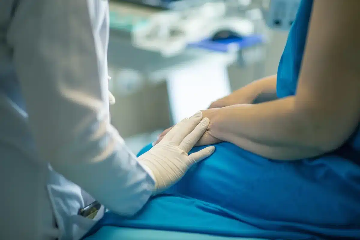 Arzt bei Patientenberatung in einer ambulanten Praxis