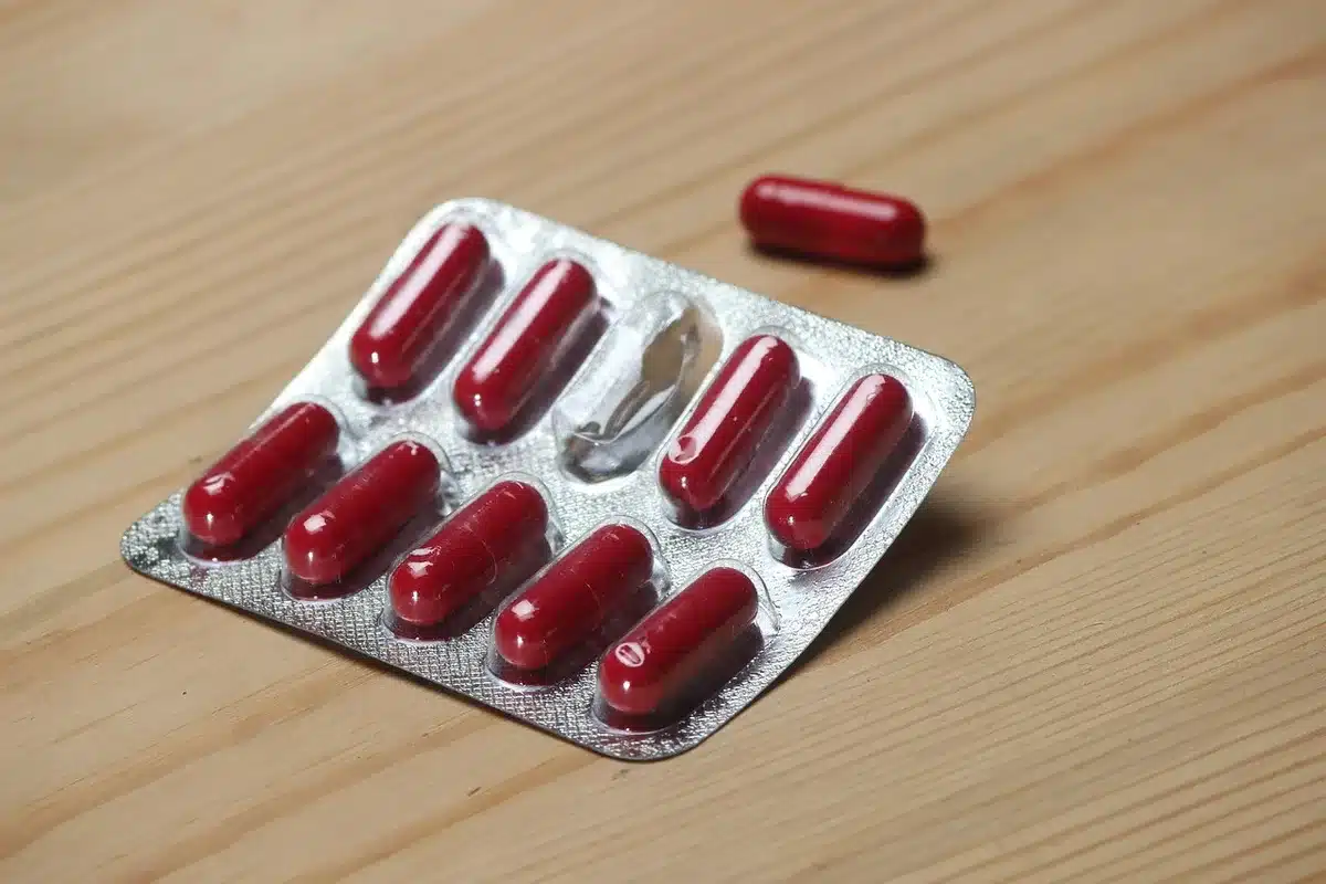 Unmarkierte Tabletten und Packungen im Apothekenschrank, symbolisiert fehlende Pr&auml;parate