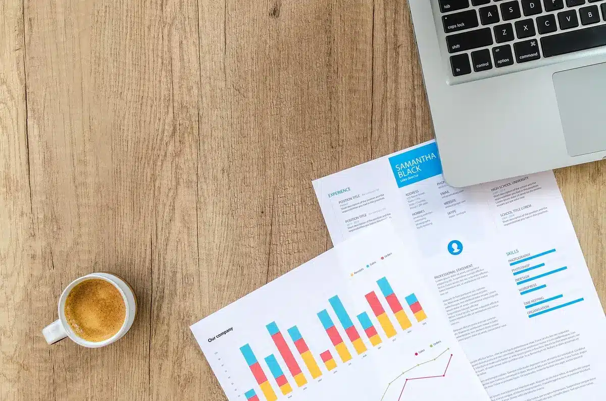 Finanzielle Dokumente, Tabellen und Analyse-Unterlagen auf einem Schreibtisch mit Taschenrechner und Stift
