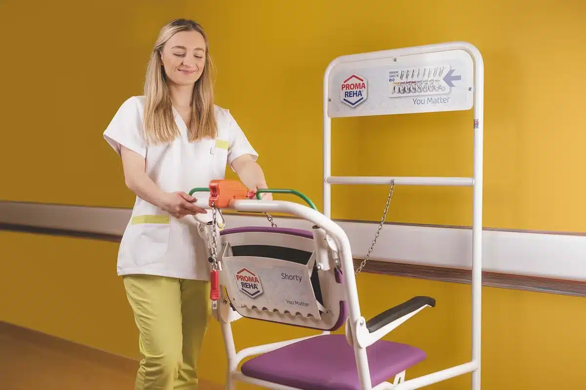 Dialysepatient sitzt am hellen Behandlungsstuhl während einer Dialysebehandlung