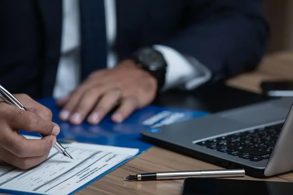 Schreibtisch mit juristischen Unterlagen und Akte in gut beleuchtetem Büro