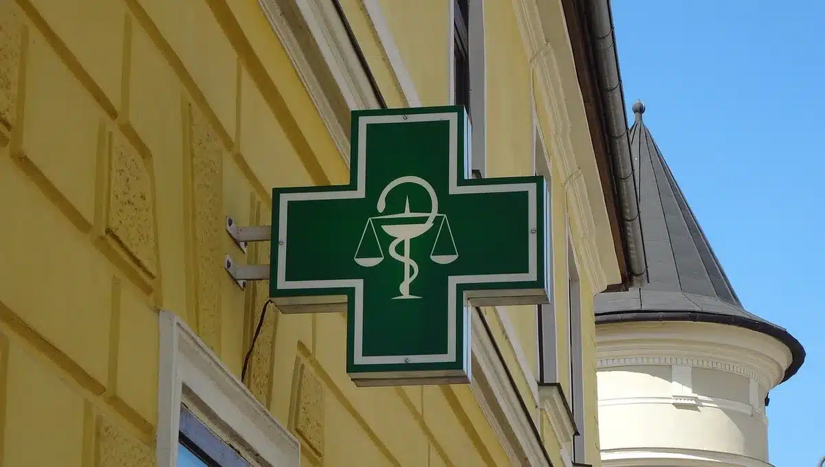 Versandapotheken-Pakete in einem Logistiklager unscharf