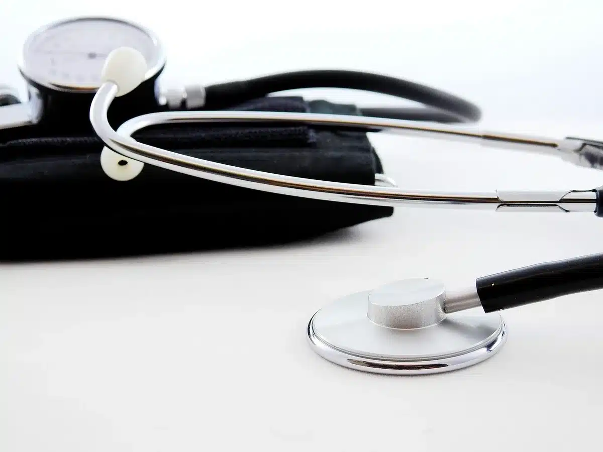 Medizinische Messung von Blutdruck und Cholesterin als wichtige Risikofaktoren