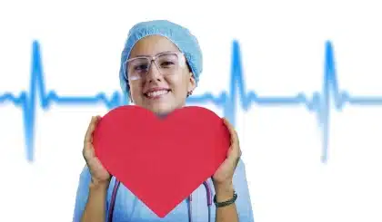 Symbolische Darstellung von Herzgesundheit mit Risikofaktoren wie Blutdruck und Cholesterin