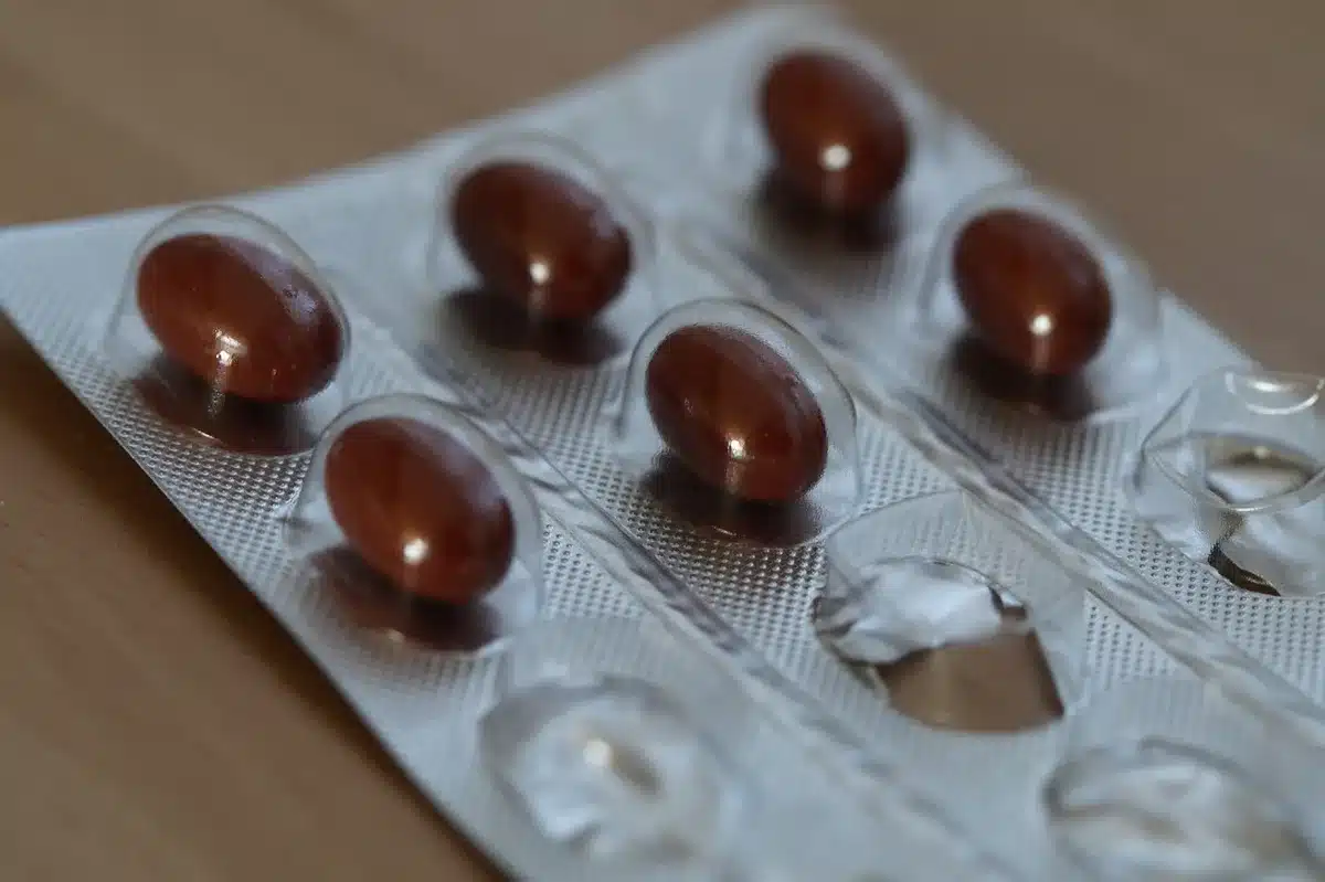 Weiße bis cremefarbene längliche Filmtabletten nebeneinander