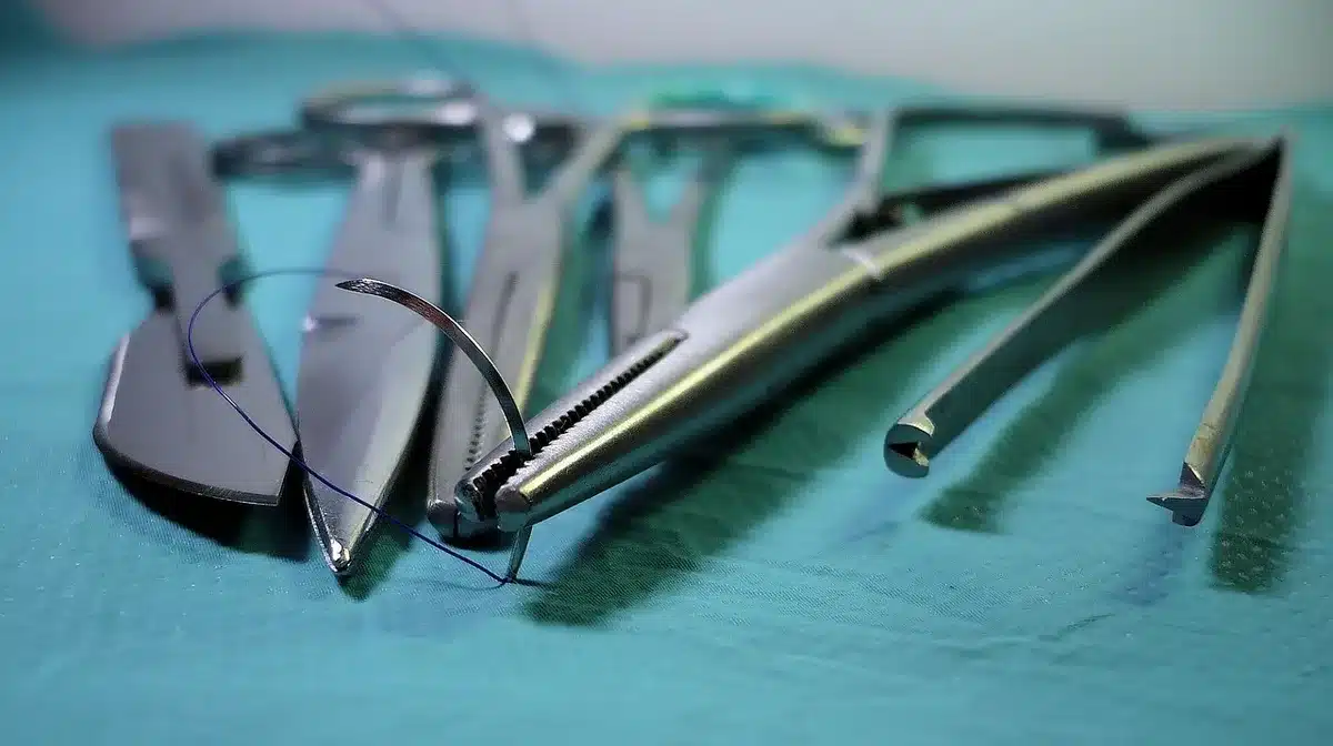 Arzt spricht mit Patient wegen Fieber in heller Praxis