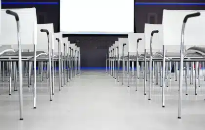 Fachleute sitzen an einem Konferenztisch und diskutieren intensiv Reformvorschläge