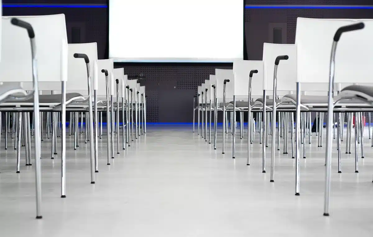 Fachleute sitzen an einem Konferenztisch und diskutieren intensiv Reformvorschläge