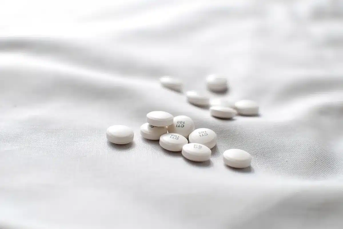 Leerer Flur in einem pharmazeutischen Forschungsgebäude bei Tageslicht