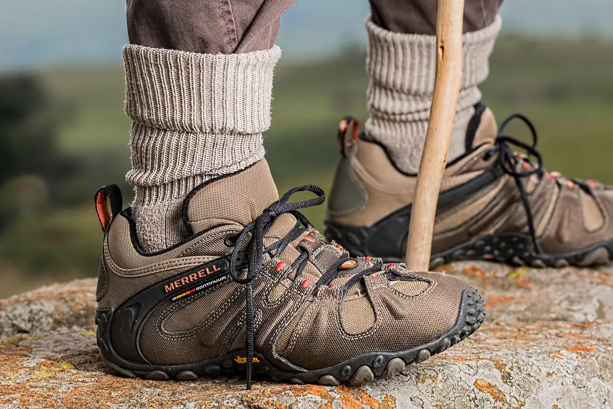 Laufschuhe, Trinkflasche und Trainingsplan auf Holztisch