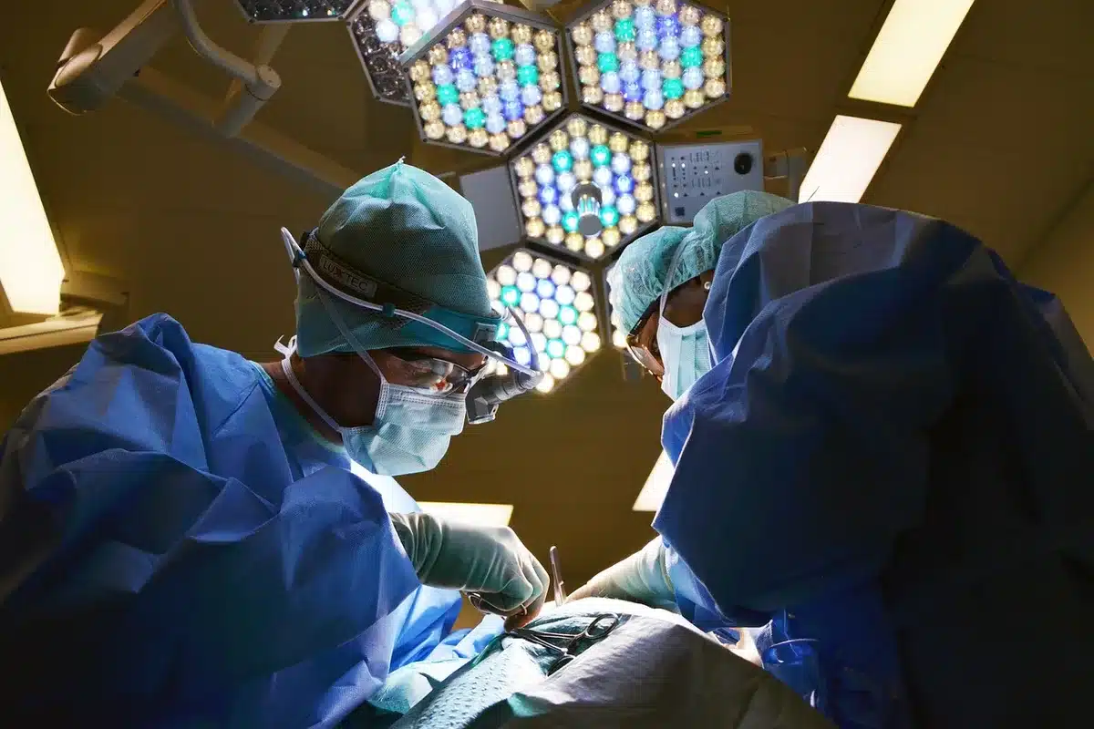 &Auml;rztin und Patientin im hellen Sprechzimmer beim Gespr&auml;ch &uuml;ber Therapieoptionen