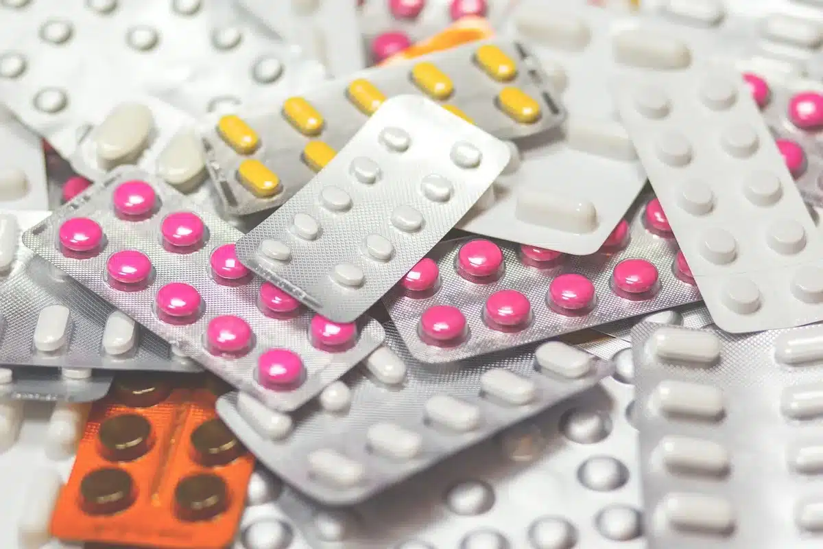 Apothekerin an Kassentheke bei Zahlungsabwicklung mit Patient