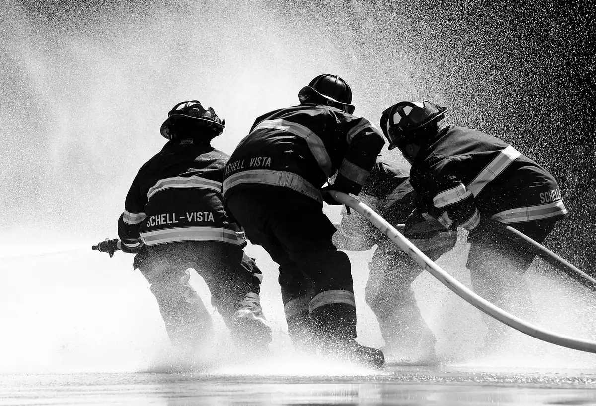 Ärztin zeigt Nasenspray‑Anwendung an Modellpuppe