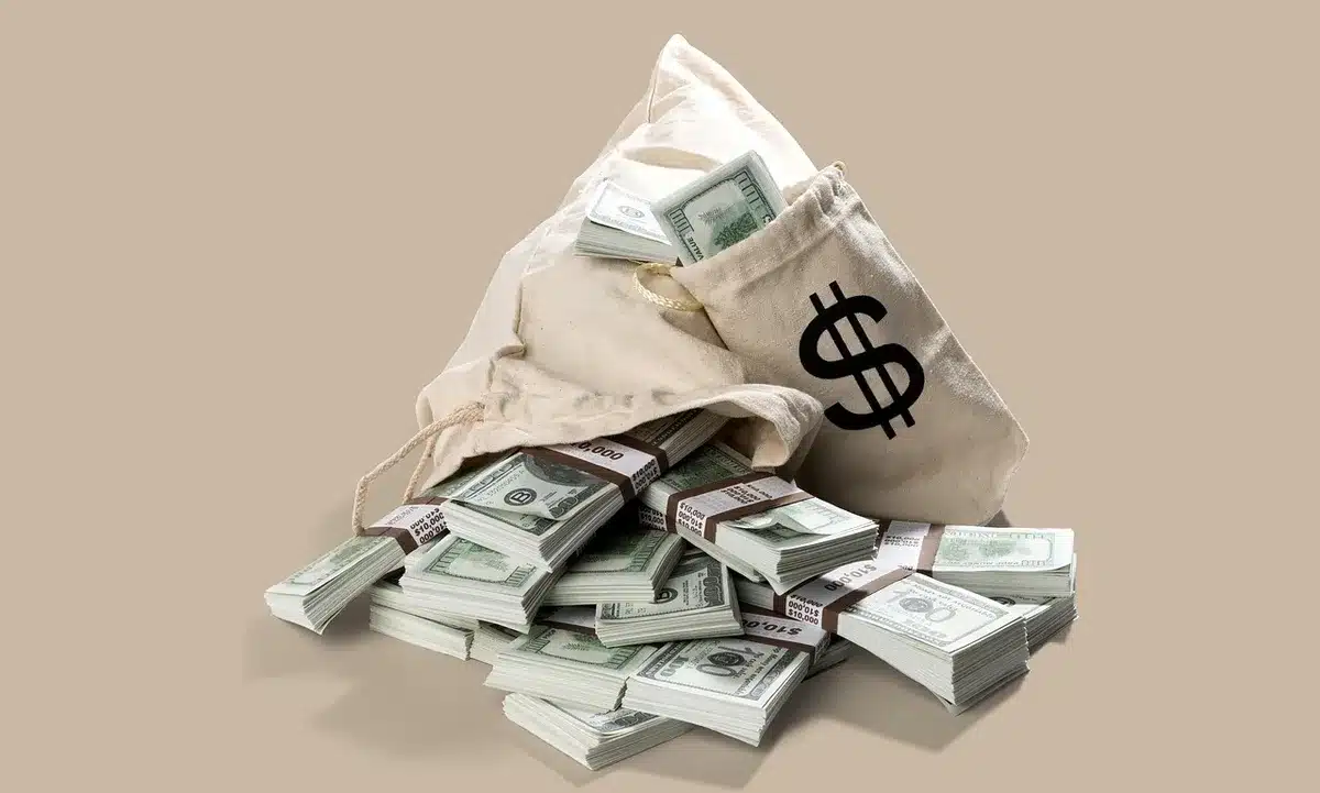 Tisch mit Berichten und Taschenrechner, die Finanzrisiken symbolisieren