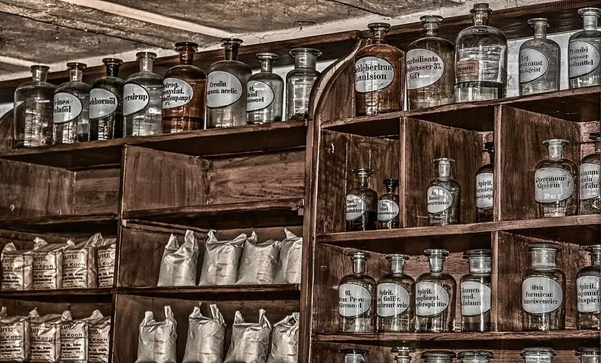 Regal in Apotheke mit unscharfen Impfstoffampullen im Hintergrund