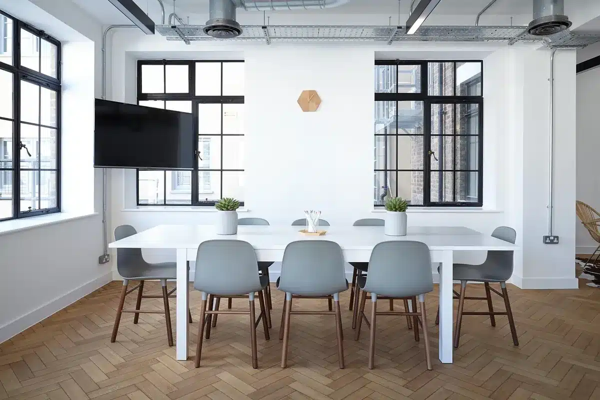 WHO-Dokumente auf einem hellen Schreibtisch im Büro, bereit zur Überprüfung