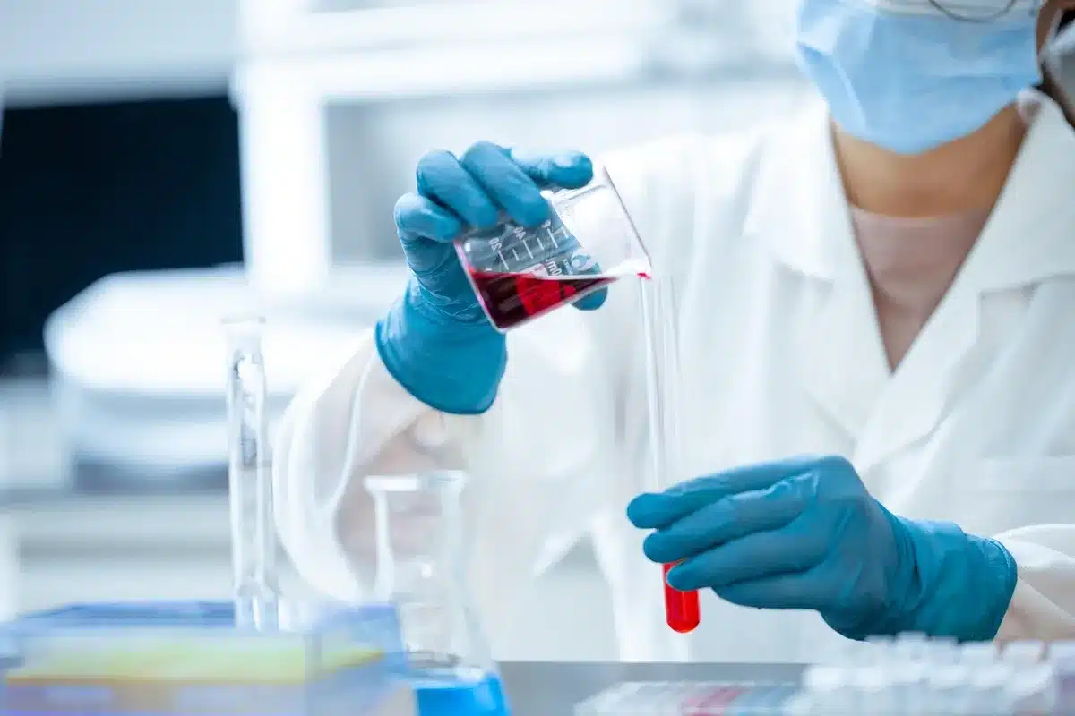 Laborgerät zur Lipidomics-Analyse mit Proben auf einem Tisch