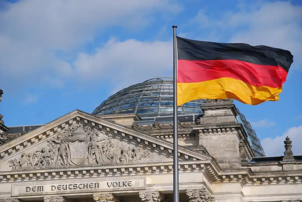 Blick auf das Berliner Parlamentsgebäude bei klarem Tageslicht