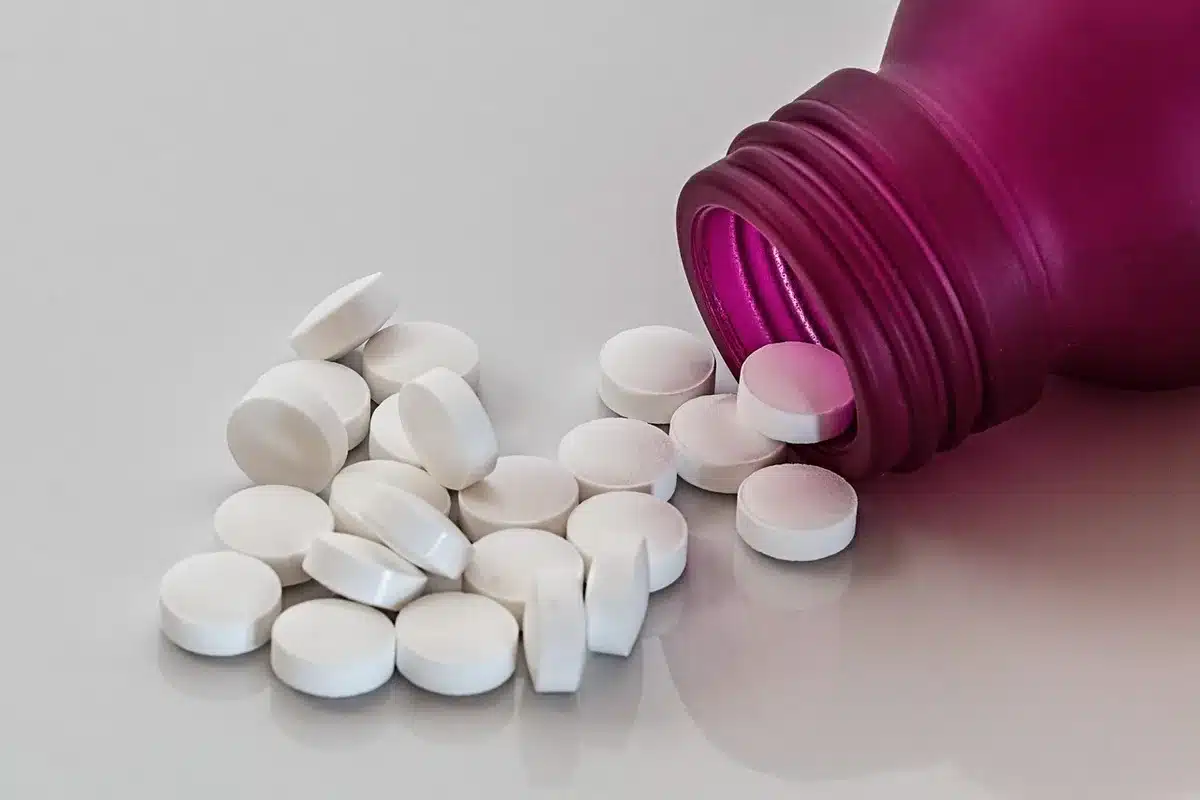 Helles Klinikum- und Apothekenempfang mit Händen, die Papiere austauschen