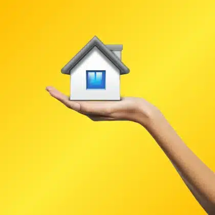 Anonymes Profil mit Hand am Ohr in heller Klinikumgebung